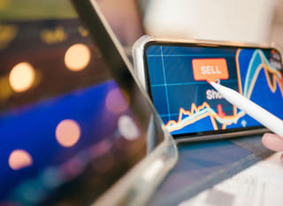 Professionnel des marchés multiples examinant les options liées à Bitcoin, Ethereum et au marché des devises