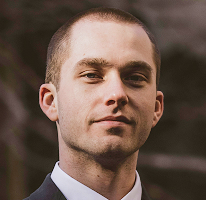 Portrait de Thomas Whitfield, spécialiste du trading et expert des marchés des cryptomonnaies