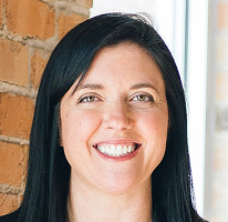 Portrait de Sophie Hartwell, responsable du support client, au sein de l'équipe de service